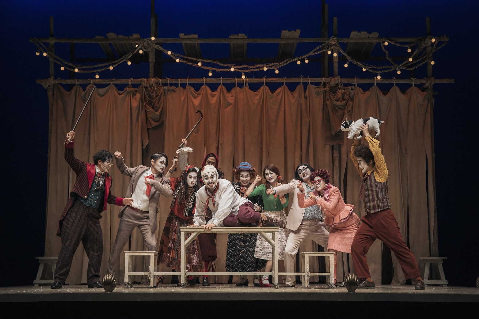 멀리서 보는 희극은 웃음이 된다 – Today's Theater in Seoul
